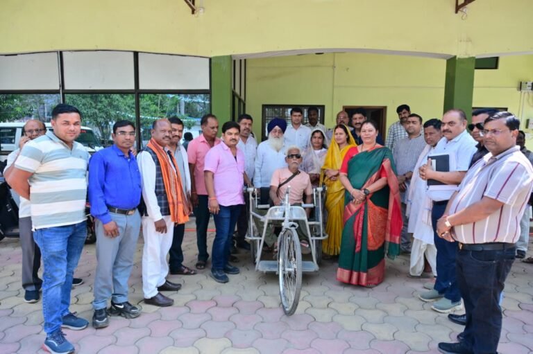 दिव्यांग धनेश्वर साय को मिली नई राह, विधायक गोमती साय ने दी ट्राय साइकिल