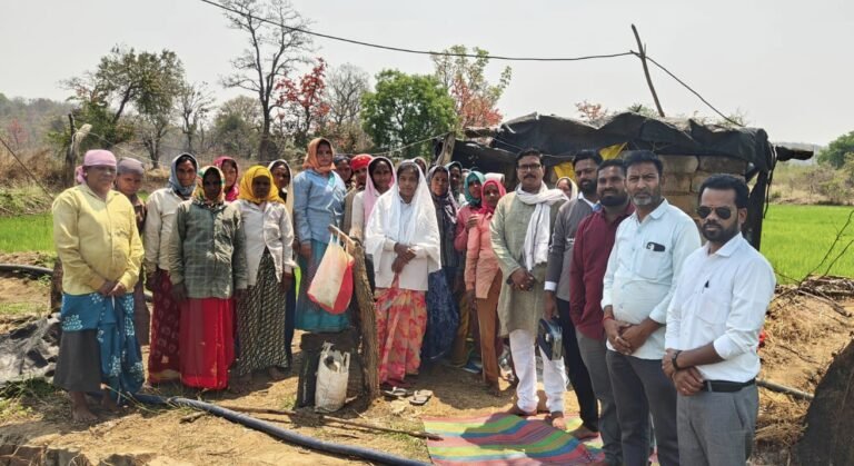 गांव में खेतिहर मजदूरों और किसानों के साथ भाजपा कार्यकर्ताओं ने सुनी ‘मन की बात