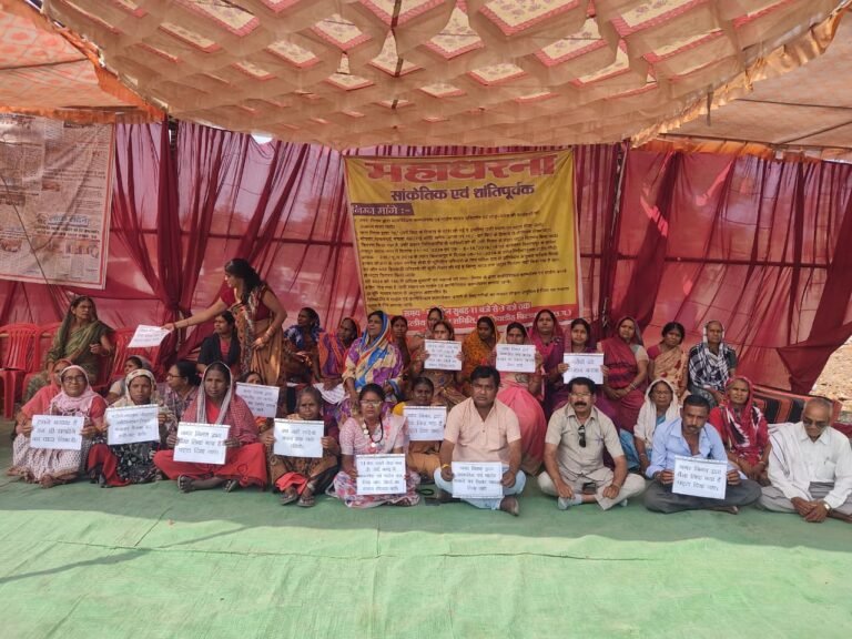 बिलासपुर: लिंगियाडीह में फूट रहा जन-आक्रोश, 129 दिनों से सड़कों पर ‘मातृशक्ति’