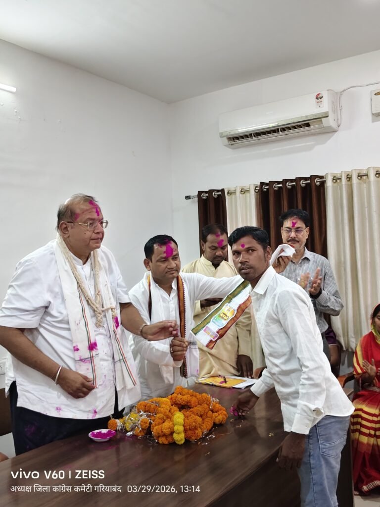 राजिम में भाजपा को झटका, दर्जनों कार्यकर्ता कांग्रेस में शामिल