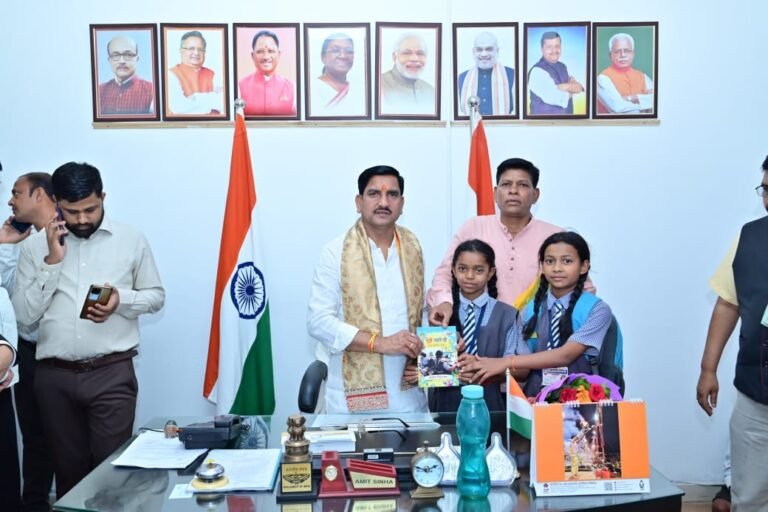 केन्द्रीय मंत्री तोखन साहू ने किया बाल कविता संग्रह “मुझे उड़ने दो” का भव्य विमोचन, छात्राओं की प्रतिभा की सराहना