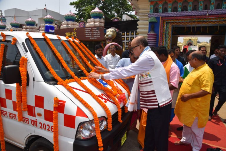 रायपुर : राज्यपाल डेका ने  जगन्नाथ मंदिर ट्रस्ट को सौंपी एम्बुलेंस की चाबी