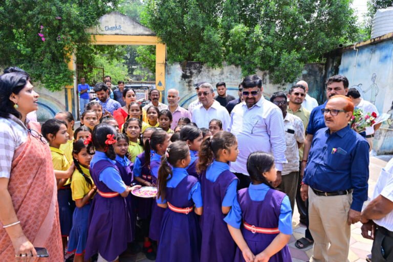 रायपुर : शिक्षा मंत्री गजेन्द्र यादव ने दुर्ग के प्राथमिक विद्यालय का किया निरीक्षण