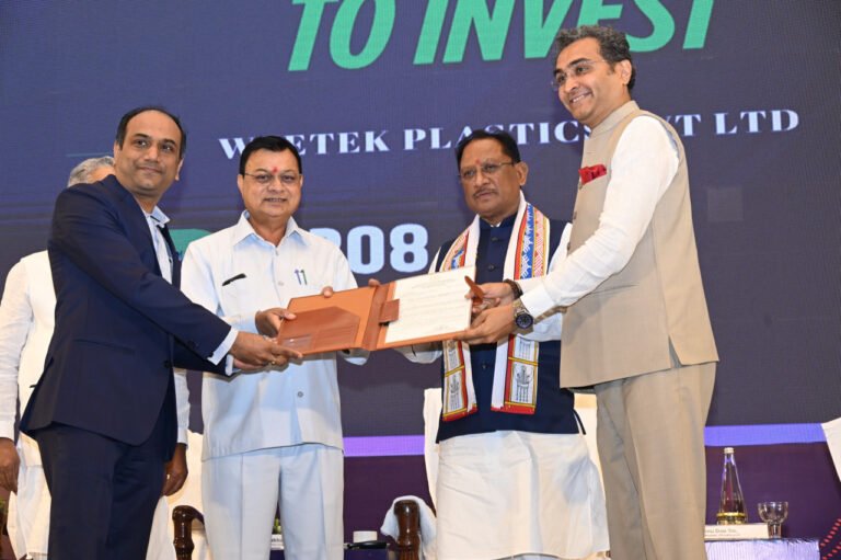 रायपुर : विशेष लेख : उद्योग और श्रम विभाग के आपसी समन्वय से संवर रहा है – छत्तीसगढ़