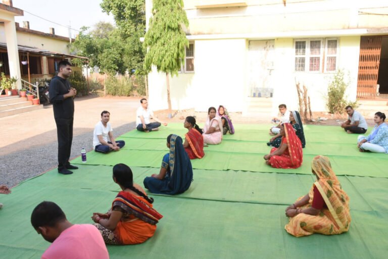 राजनांदगांव : कलेक्टर ने आयुष्मान आरोग्य मंदिर तुमड़ीबोड़ के योगाभ्यास में लिया हिस्सा