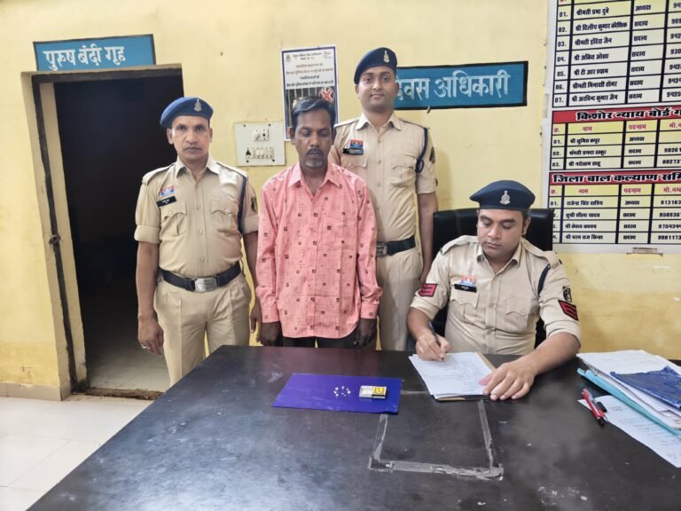 गरियाबंद पुलिस द्वारा 08 नग हीरा कीमती 04 लाख रूपये  के साथ तस्कर को किया गया गिरफ्तार, एक सप्ताह के भीतर हीरा की दूसरी कार्यवाही