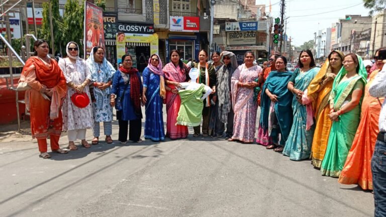 आंगनबाड़ी साड़ी घोटाले के विरोध में महिला कांग्रेस का प्रदर्शन, मंत्री का पुतला दहन