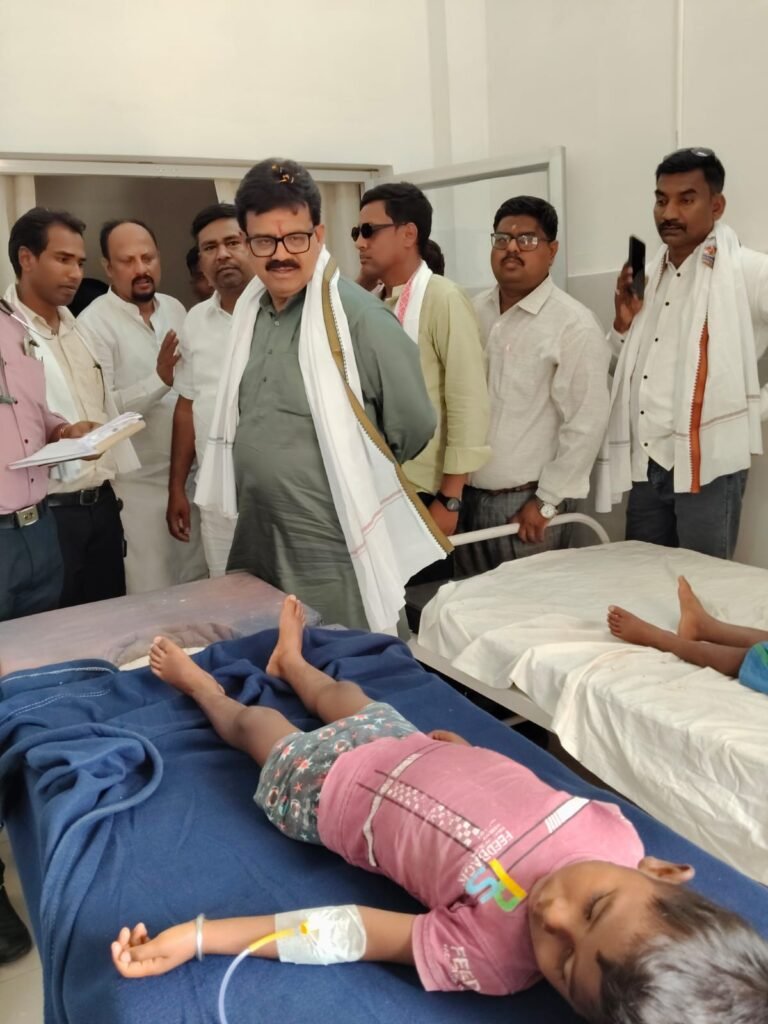 पोषण आहार से बिगड़ी बच्चों की तबीयत, विधायक पहुंचे अस्पताल