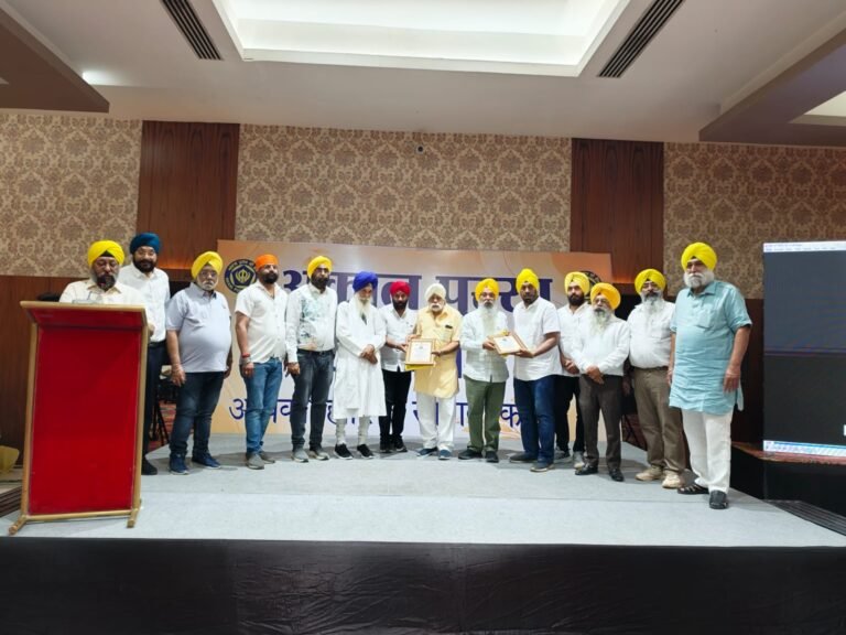 अकाल पुरख की फौज प्रदेश मे अमरजीत सिंह दत्ता जी को प्रदेश अध्यक्ष नियुक्त किया गया व प्रदेश सलाहकार के रूप मे अमरजीत सिंह सलूजा, भाटापारा को मिला विशेष सम्मान