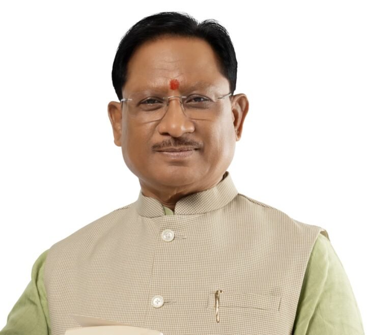 रायपुर : सीएम कैंप कार्यालय की पहल से दाराखरिका में सुलझी वर्षों पुरानी बिजली समस्या, ट्रांसफार्मर लगने से ग्रामीणों को मिली राहत