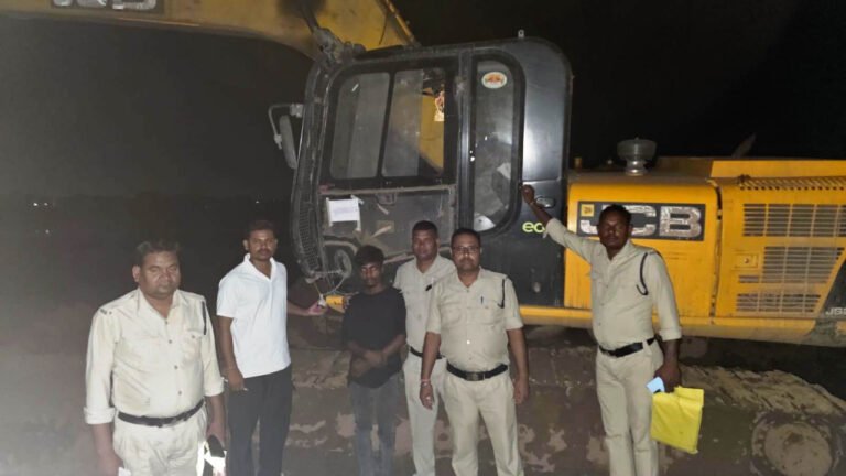रायपुर : अवैध रेत उत्खनन पर प्रशासन की बड़ी कार्रवाई, 100 ट्रैक्टर रेत नदी में वापस डलवाई गई