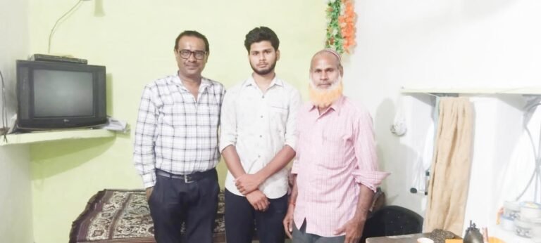 अभावों में पले छात्र ने रचा इतिहास — 12वीं में 87% व गणित में 97 अंक हासिल कर बढ़ाया मान