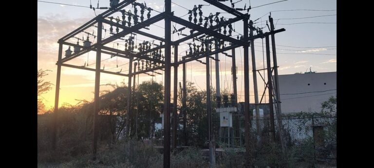 जान हथेली पर रखकर काम कर रहे विद्युत विभाग के कर्मचारी