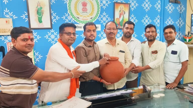 विषय: नगर में भीषण गर्मी के बावजूद प्याऊ घर न खोले जाने पर भाजपा पार्षदों ने घड़ा भेंट कर नगर प्रशासन का विरोध किया गया