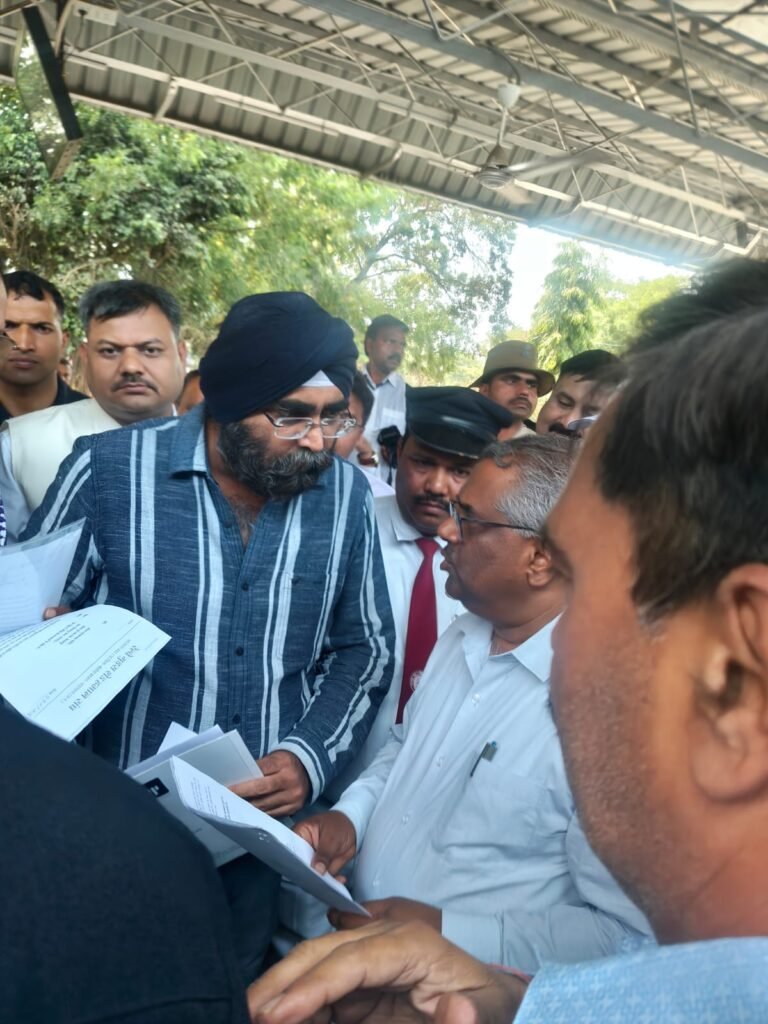 भाटापारा रेलवे स्टेशन के आधुनिकीकरण को लेकर सक्रिय हुए अध्यक्ष अश्वनी शर्मा, महाप्रबंधक को सौंपा ज्ञापन