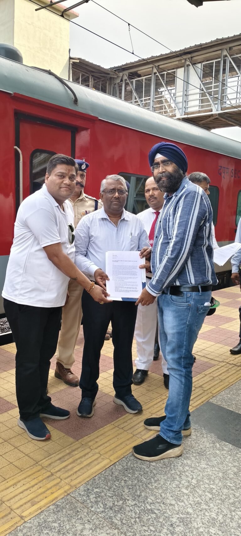 भाटापारा स्टेशन के विकास और प्रमुख ट्रेनों के ठहराव को लेकर प्रतिनिधिमंडल ने जीएम से की मुलाकात