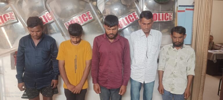 चकरभाठा पुलिस का अभियान: 5 बदमाशों पर प्रतिबंधात्मक कार्रवाई, जन चौपाल लगाकर लोगों को किया जागरूक