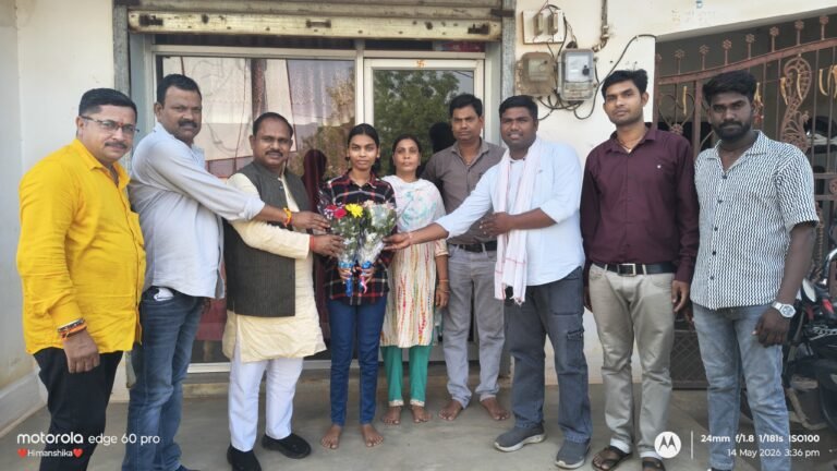 टॉपर माही से मिले मस्तूरी विधायक, उज्ज्वल भविष्य की दी शुभकामनाएं