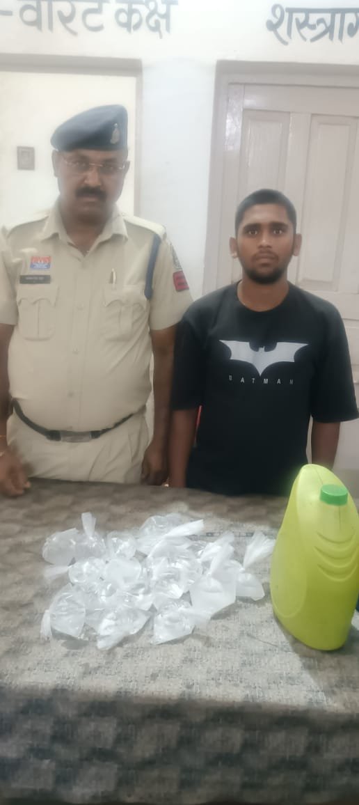सीपत पुलिस की रेड एक आरोपी 10 लीटर अवैध महुआ शराब के साथ गिरफ्तार