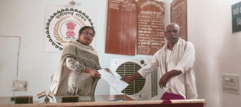 तालाब की शासकीय भूमि पर खेत बनाकर अतिक्रमण को लेकर नवागांव (हरदाडीह) सरपंच ने किया सीपत तहसील में शिकायत