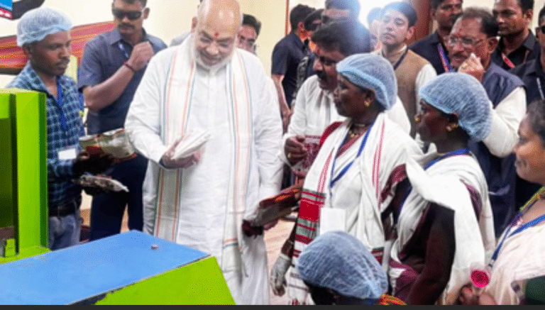 जगदलपुर:—बस्तर में अमित शाह: गृह मंत्री ने जन सुविधा केंद्रों का उद्घाटन किया, महिलाओं से की बात; चखा इमली का भी स्वाद