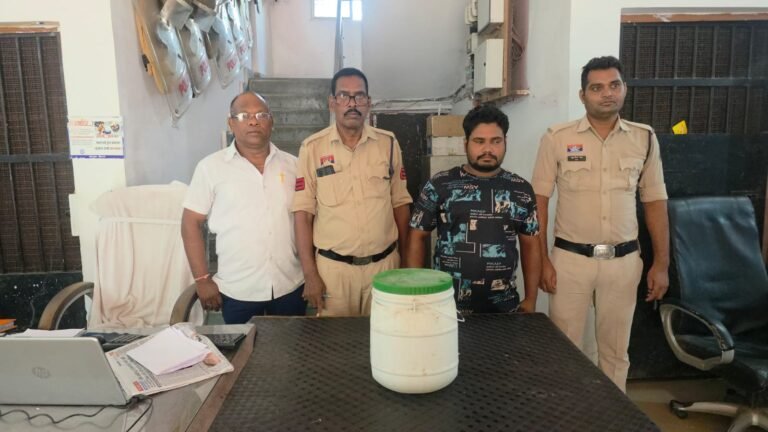 मस्तुरी पुलिस की बड़ी कार्रवाई: अवैध महुआ शराब के साथ आरोपी गिरफ्तार, 6 लीटर शराब जब्त