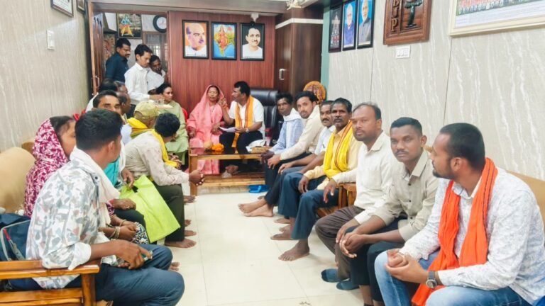जनदर्शन में उमड़ रही ग्रामीणों की भीड़, विधायक रोहित साहू कर रहे समस्याओं का त्वरित निराकरण