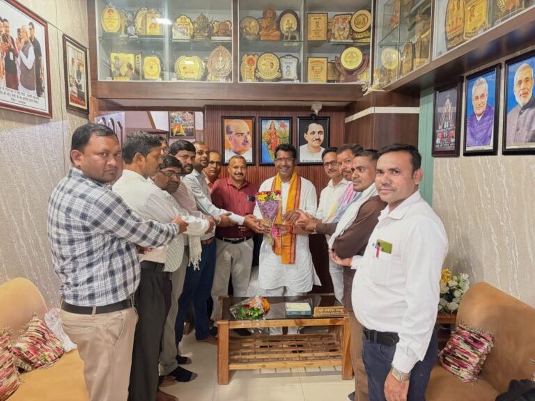 राजिम विधायक रोहित साहू से सचिव संघ फिंगेश्वर की सौजन्य भेंट, ग्रामीण विकास के मुद्दों पर हुई चर्चा