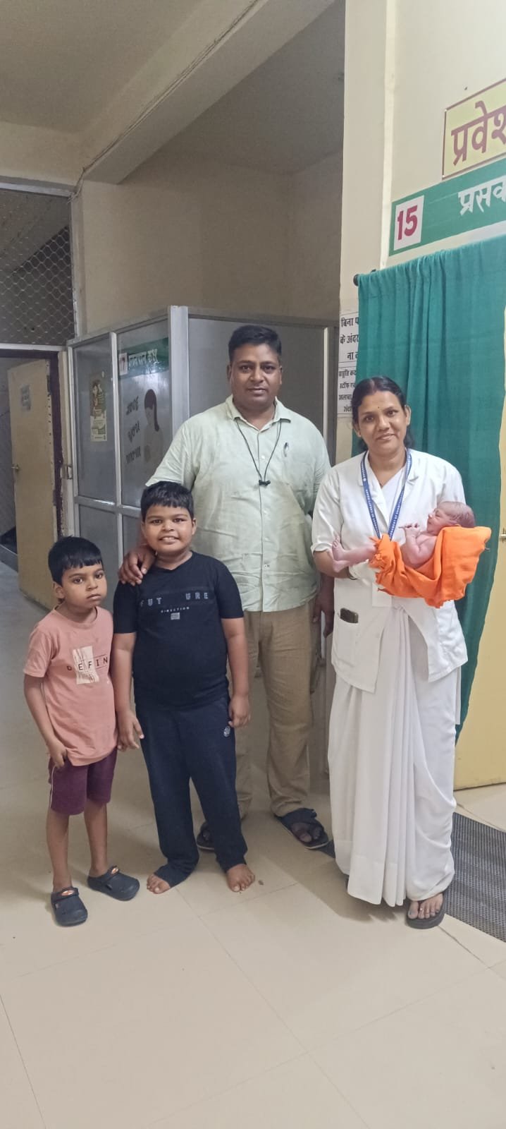 थाना प्रभारी इंदागांव ने मानवता की मिसाल पेश कर प्रसव पीड़ा से तड़पती महिला को अपने वाहन से पहुंचाया अस्पताल, जच्चा-बच्चा दोनों सुरक्षित