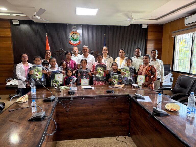 गरियाबंद पुलिस ने नुक्कड़ नाटक के माध्यम से सामाजिक जागरूकता फैला रहे ग्राम बारूला के बच्चों को किया सम्मानित