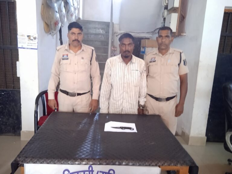 मिशन स्कूल के पास चाकू लहराकर लोगों को डराने वाला युवक गिरफ्तार, मस्तुरी पुलिस की त्वरित कार्रवाई