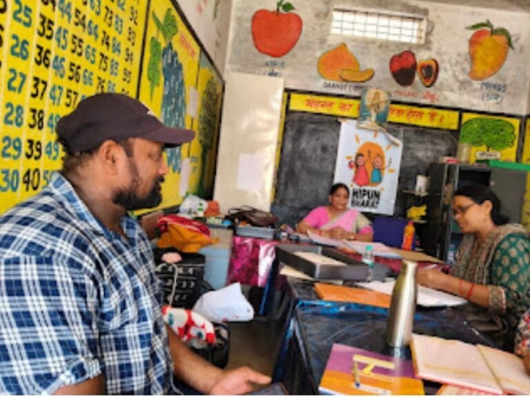 विद्यालयों की व्यवस्थाओं का जायजा लेने मैदान में उतरीं एबीओ संध्या जायसवाल