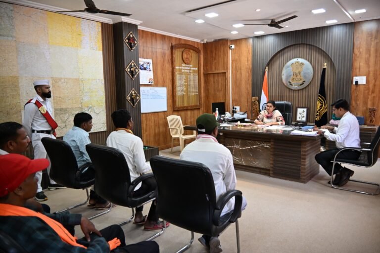 कलेक्टर नम्रता जैन ने जनदर्शन में सुनी ग्रामीणों की समस्याएं