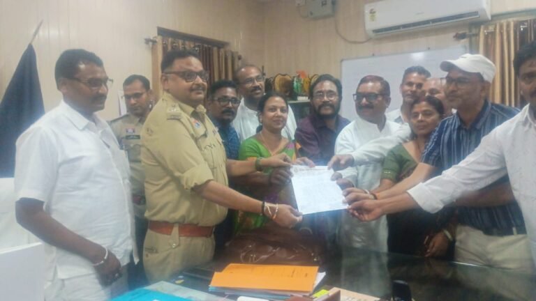 पूर्व जिला अध्यक्ष राजेश साहू पर हुए जानलेवा हमले के विरोध में पुलिस अधीक्षक को सौंपा ज्ञापन