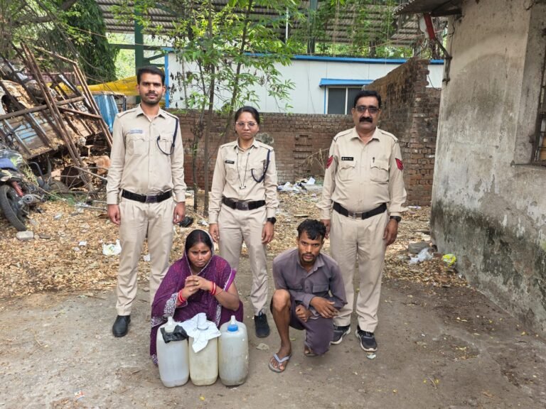 अवैध महुआ शराब पर कार्रवाई, दो आरोपी पुलिस के शिकंजे में