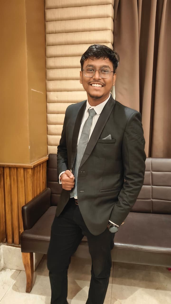 सीपत क्षेत्र के पहले सीए बने ऋषभ गुप्ता, गुप्ता समाज सहित पूरे क्षेत्र का बढ़ाया मान