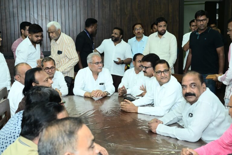 पूर्व मुख्यमंत्री भूपेश बघेल से मिले विधायक अटल श्रीवास्तव, संगठनात्मक मुद्दों पर हुई चर्चा