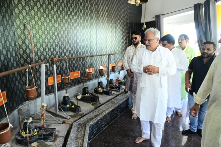 नगोई में धार्मिक कार्यक्रमों में शामिल हुए पूर्व मुख्यमंत्री भूपेश बघेल, मां वैष्णो देवी मंदिर में की पूजा-अर्चना