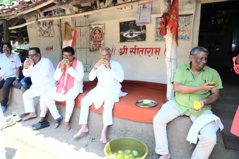 अमरकंटक के आम बगीचे में भूपेश बघेल और विधायक अटल श्रीवास्तव ने लिया आमों की मिठास का आनंद
