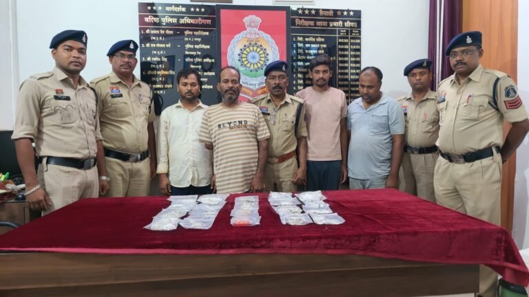 सीपत थाना क्षेत्र के ग्राम खम्हरिया रमेश ज्वेलर्स में हुई चोरी का पर्दाफास