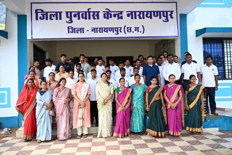 आत्मसमर्पित नक्सलियों से मिलीं महिला एवं बाल विकास मंत्री लक्ष्मी राजवाड़े