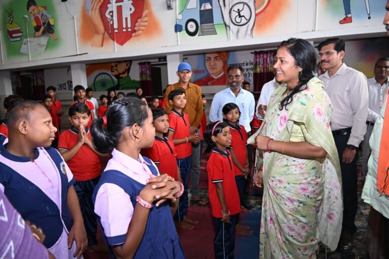 दिव्यांग आवासीय विद्यालय पहुंचीं महिला एवं बाल विकास मंत्री लक्ष्मी राजवाड़े,,बच्चों से आत्मीय किया संवाद