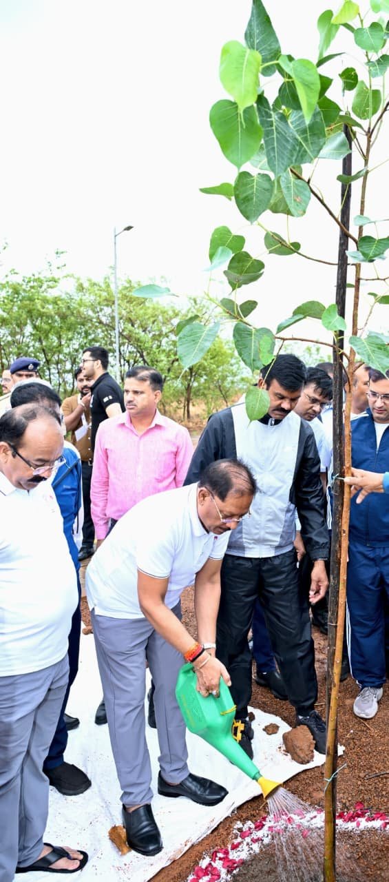 रायपुर : मुख्यमंत्री विष्णु देव साय ने एक पेड़ माँ के नाम अभियान के तहत किया पौधारोपण