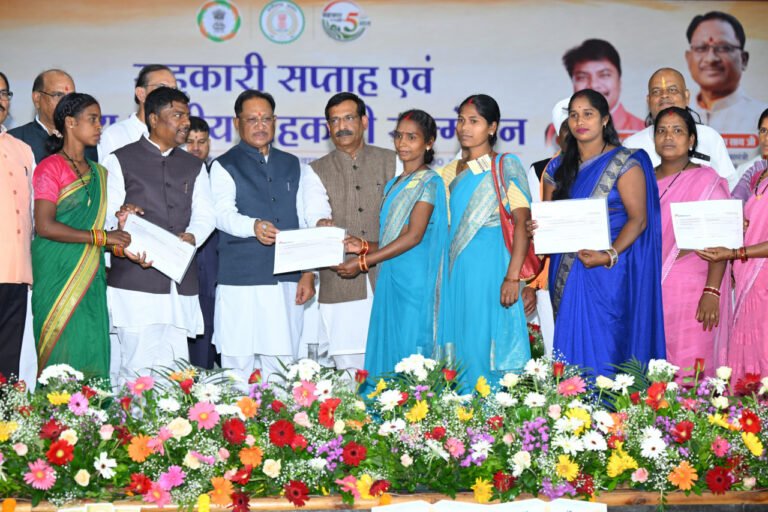 रायपुर : मुख्यमंत्री विष्णुदेव साय ने जशपुर के वन धन विकास केंद्र पंचक्की की महिला स्व-सहायता समूह को किया सम्मानित