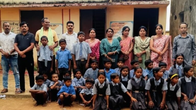 परियागुड़ा माध्यमिक शाला स्कूल के न्यौता भोज में शामिल हुए सरपंच भरत