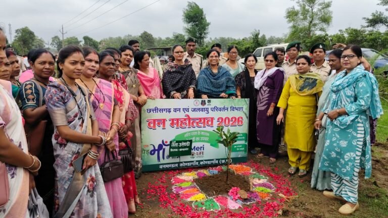 जिला स्तरीय वन महोत्सव-2026: चिपावंड में विधायक लता उसेंडी ने किया वृक्षारोपण, पर्यावरण संरक्षण का दिलाया संकल्प