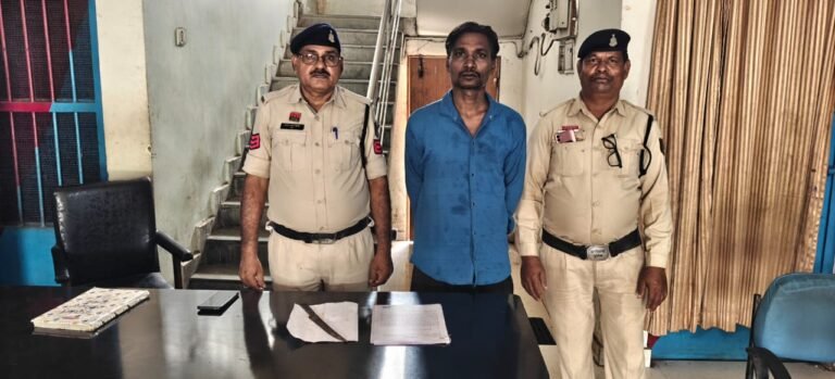 धारदार छुरी लहराकर लोगों को डरा रहा बदमाश गिरफ्तार, चकरभाठा पुलिस की त्वरित कार्रवाई