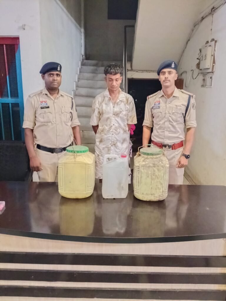 35 लीटर अवैध महुआ शराब के साथ युवक गिरफ्तार, चकरभाठा पुलिस की बड़ी कार्रवाई