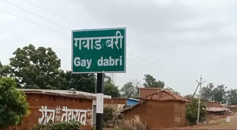 जेसीबी और हाइवा से करीब 10 फीट तक की गई खुदाई, जतमई मार्ग पर डाली जा रही मुरम, कार्रवाई की भनक लगते ही मशीनें हटा दिया गया