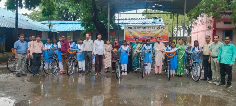 शासकीय हायर सेकेंडरी स्कूल खम्हरिया में 71 विद्यार्थियों को साइकिलों का वितरण ,,बेटियां अपने सपनों को साकार करें,,,, देवेश शर्मा